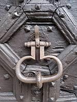 Perouges, Rue des Rondes (face a la Rue du For), Maison a porte de bois, Heurtoir de porte (2)